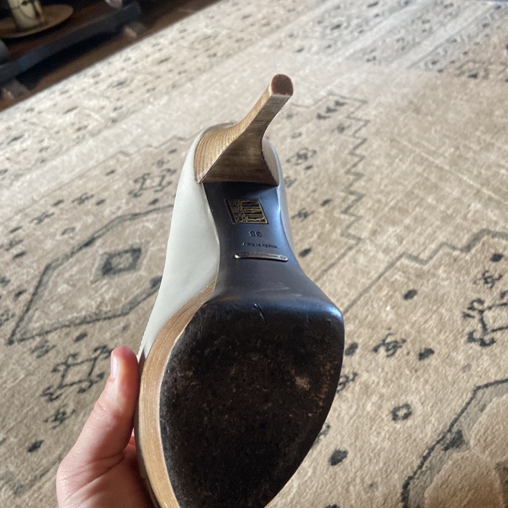 Burberry heels size 38. - Picture 5 of 6